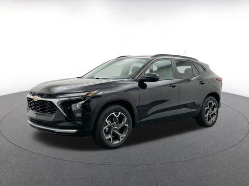 Used 2025 Chevrolet Trax LT FWD image 3
