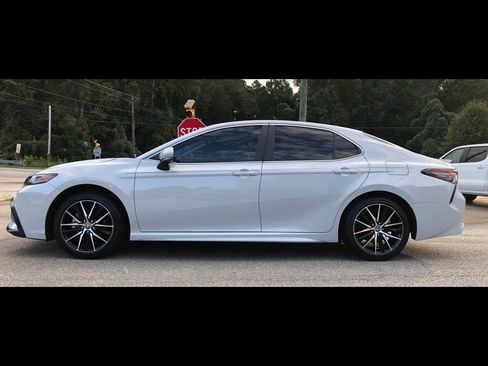 Used 2024 Toyota Camry SE image 3