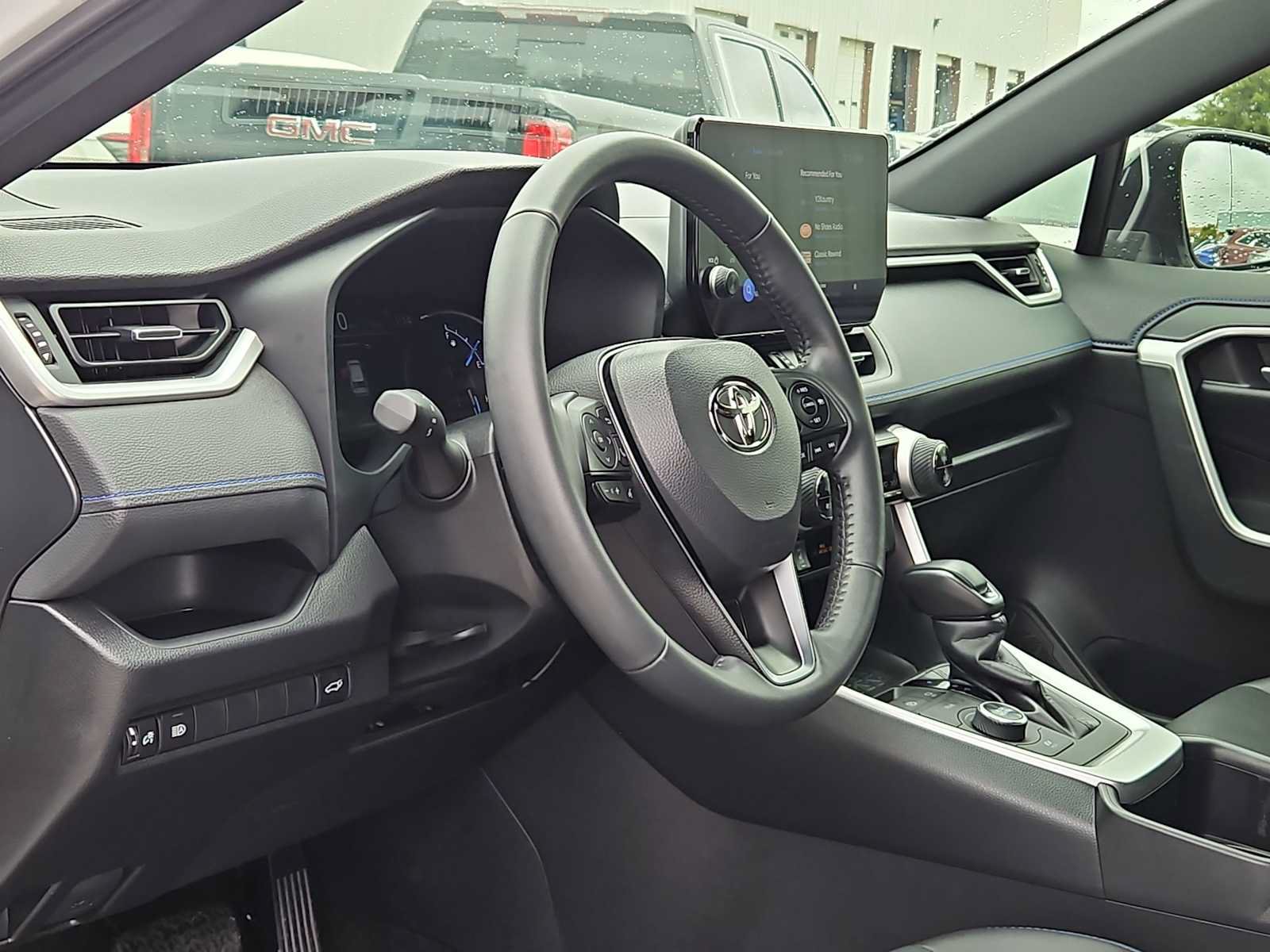 Used 2025 Toyota RAV4 XSE AWD/4WD image 2
