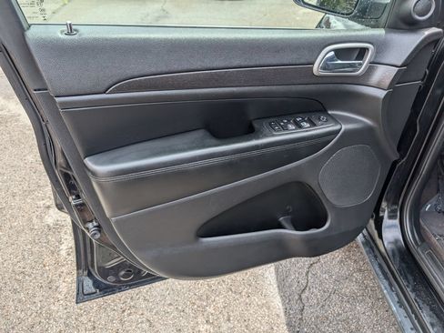 Used 2018 Jeep Grand Cherokee Laredo AWD/4WD image 11