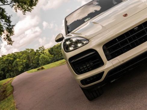 Used 2022 Porsche Cayenne Coupe AWD/4WD image 3