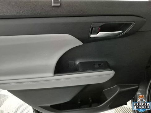Used 2022 Toyota Highlander XLE AWD/4WD image 27