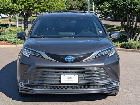Used 2025 Toyota Sienna Limited AWD/4WD image 9