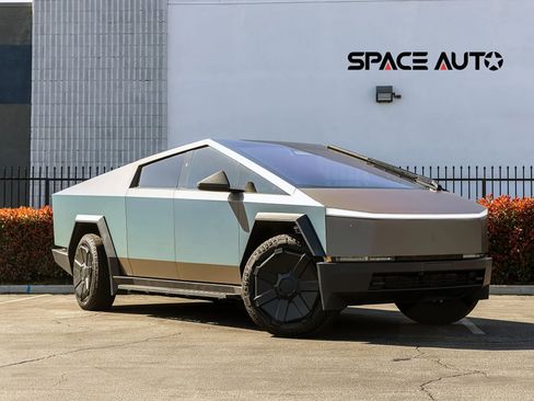 Used 2024 Tesla Cybertruck AWD Crew Cab image 4