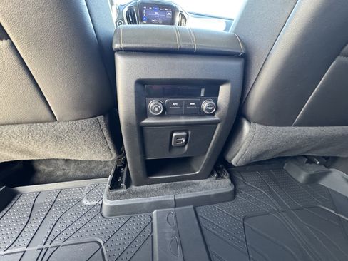 Used 2021 Chevrolet Traverse LT image 10