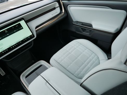 Used 2026 Rivian R1S Premium image 11