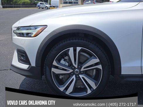 Certified 2026 Volvo V60 B5 Cross Country Plus w/ Climate Package AWD/4WD image 9