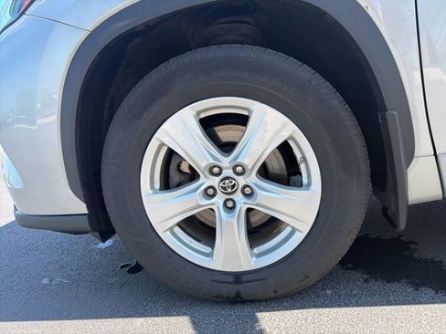 Used 2022 Toyota Highlander LE AWD/4WD image 10