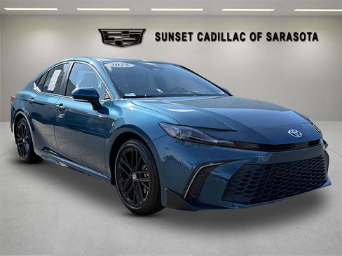 Used 2025 Toyota Camry SE image 1