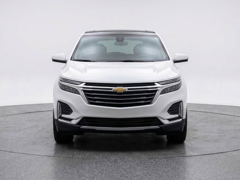 Used 2025 Chevrolet Equinox LT image 2