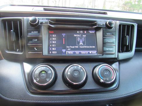 Used 2018 Toyota RAV4 LE image 14