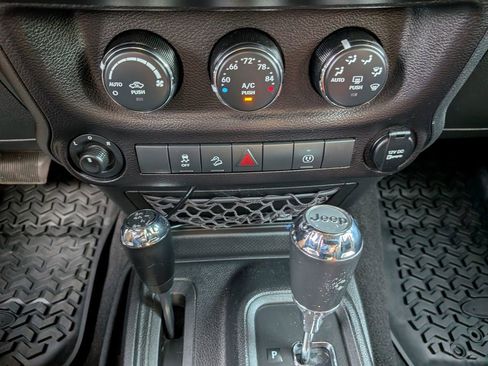 Used 2017 Jeep Wrangler Sahara w/ Connectivity Group AWD/4WD image 26