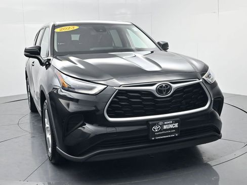Used 2023 Toyota Highlander L FWD image 2