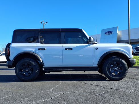 New 2025 Ford Bronco Outer Banks w/ Black Appearance Package image 4