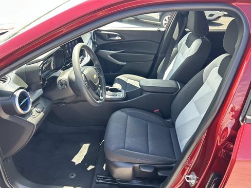 Used 2025 Chevrolet Trax LS w/ LS Convenience Package FWD image 26