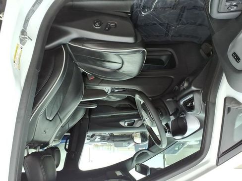 Used 2025 Chrysler Pacifica Limited image 11