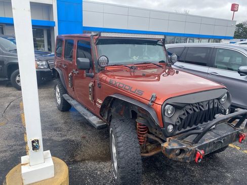 Used 2014 Jeep Wrangler Unlimited Sahara w/ Dual Top Group image 3
