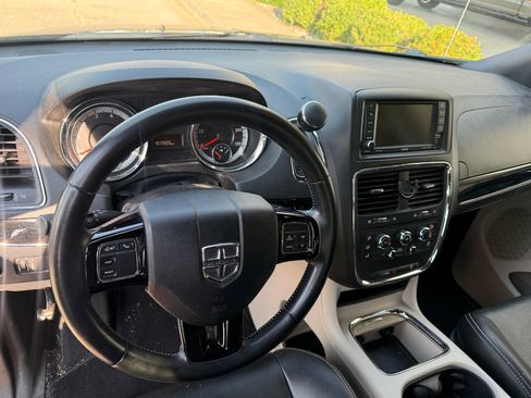Used 2019 Dodge Grand Caravan SXT FWD image 11