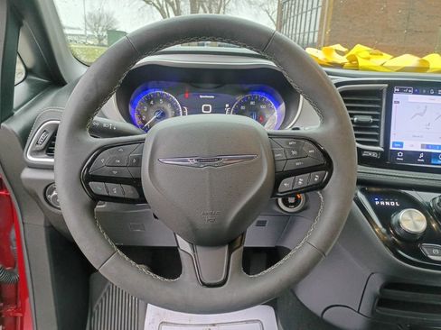 Used 2024 Chrysler Pacifica Touring-L w/ S Appearance Package image 27