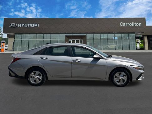 Used 2025 Hyundai Elantra SE FWD image 4