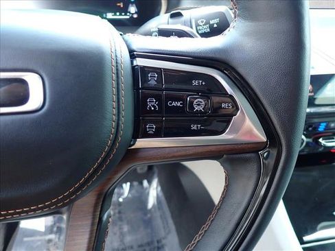 Used 2022 Jeep Grand Cherokee Summit w/ Advanced Protech Group IV AWD/4WD image 18