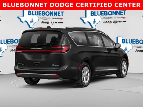 Used 2023 Chrysler Pacifica Touring-L FWD image 2