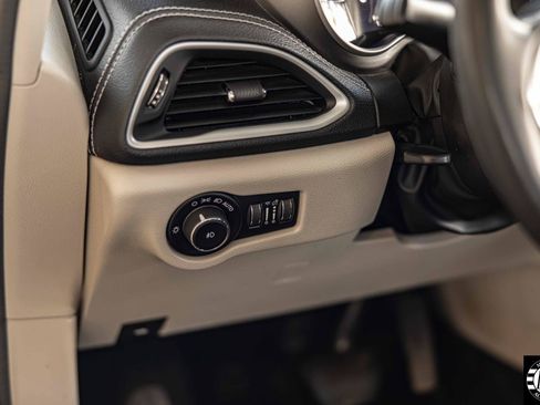 Used 2023 Chrysler Pacifica Touring-L FWD image 16