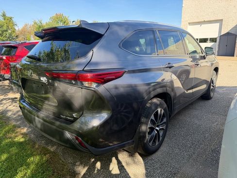 Used 2022 Toyota Highlander XLE AWD/4WD image 6
