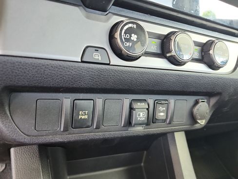 Used 2018 Toyota Tacoma SR5 RWD image 25