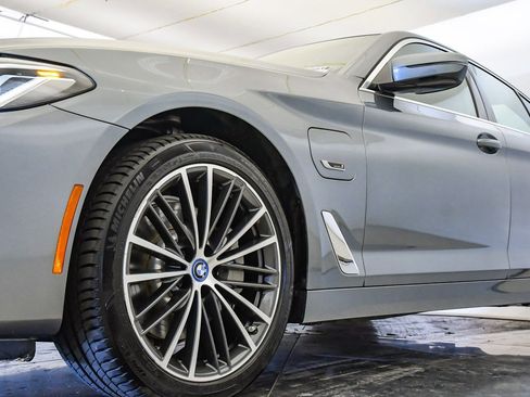 Certified 2022 BMW 530e w/ Premium Package image 10