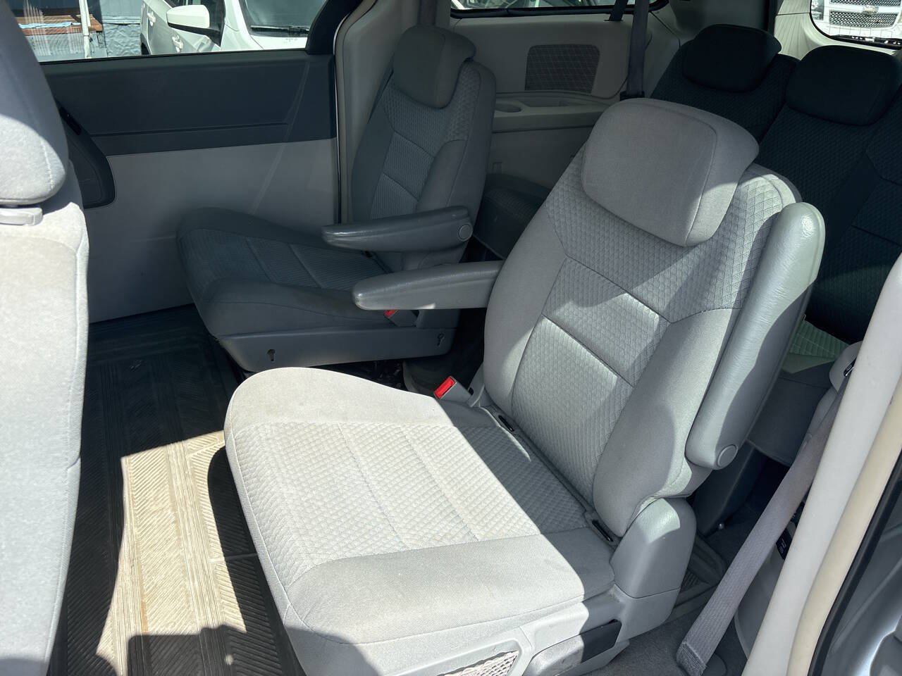 Used 2010 Chrysler Town & Country Touring FWD image 15