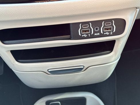 Used 2024 Chrysler Pacifica Touring-L FWD image 35