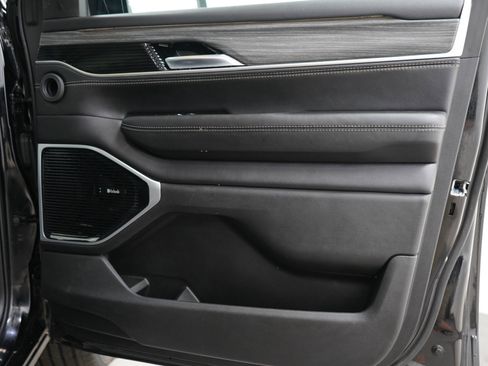 Used 2023 Jeep Wagoneer Series III w/ Premium Group I AWD/4WD image 9