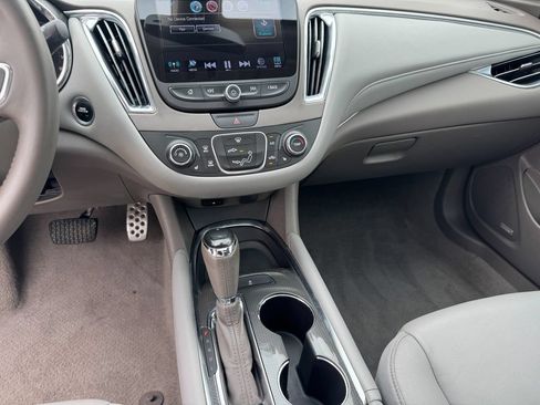Used 2017 Chevrolet Malibu LT w/ Leather Package FWD image 19