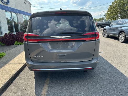 Used 2023 Chrysler Pacifica Touring-L FWD image 5
