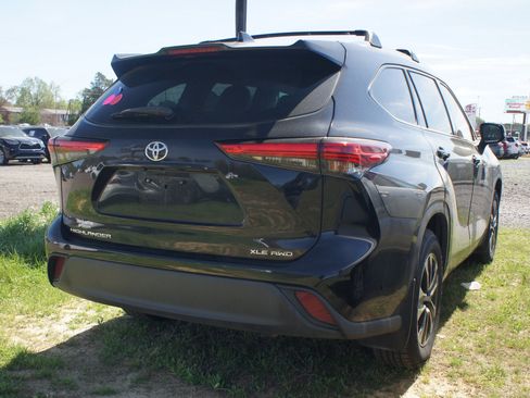 Used 2021 Toyota Highlander XLE image 5