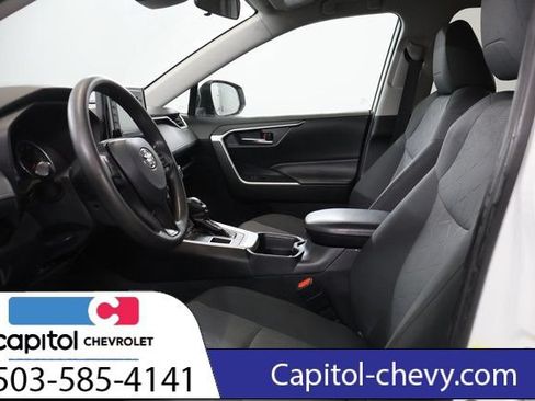 Used 2020 Toyota RAV4 XLE w/ Carpet Mat Package AWD/4WD image 12