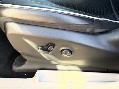 Used 2023 Chrysler Pacifica Limited image 12