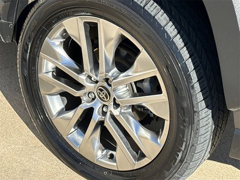Used 2021 Toyota RAV4 XLE Premium image 13