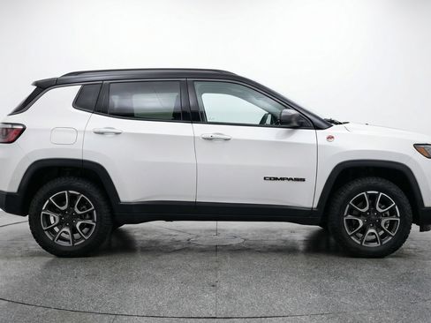 Used 2025 Jeep Compass Trailhawk image 11