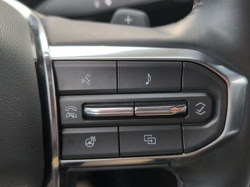 Used 2025 GMC Yukon XL Denali AWD/4WD image 17