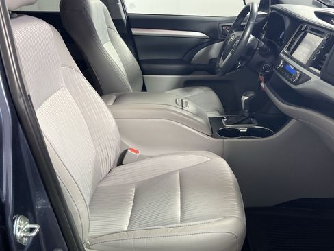Used 2019 Toyota Highlander Plus AWD/4WD image 29