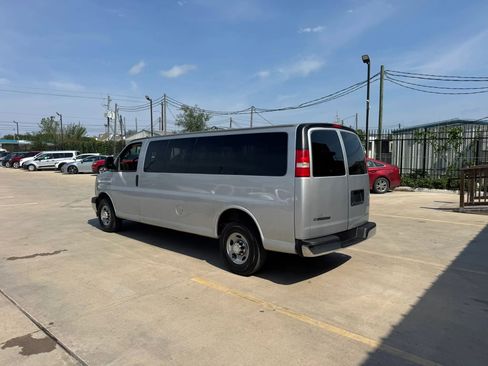 Used 2017 Chevrolet Express 3500 LT w/ LT Preferred Equipment Group RWD image 4