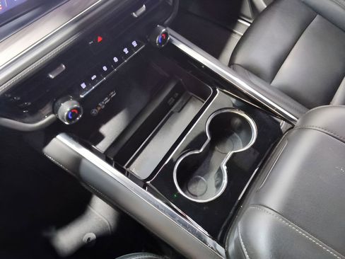 Used 2025 Chevrolet Suburban Z71 image 25