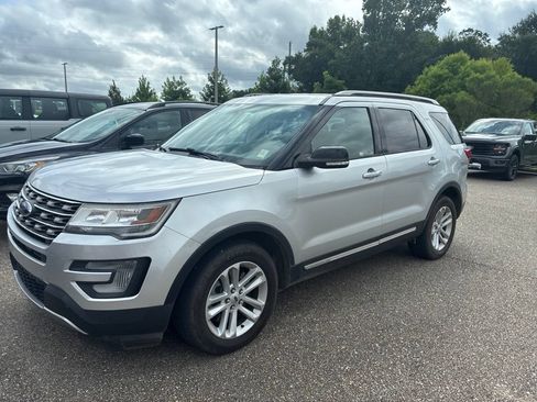 Used 2017 Ford Explorer XLT FWD image 2