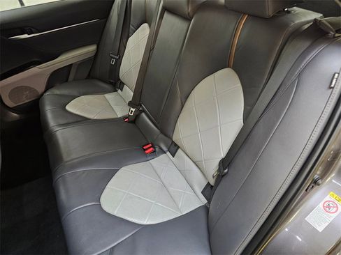 Used 2018 Toyota Camry XLE image 17