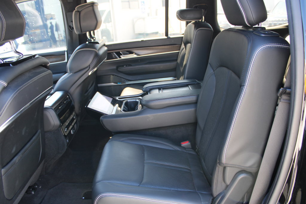 Used 2022 Jeep Grand Wagoneer Series II w/ Premium Group II AWD/4WD image 18