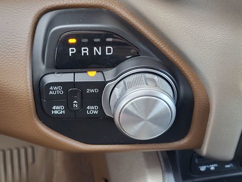 Used 2019 RAM 1500 Laramie AWD/4WD image 18