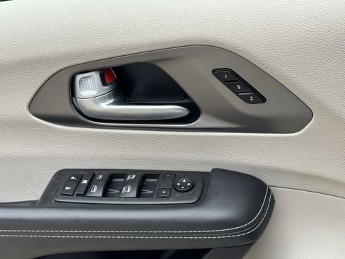 Used 2024 Chrysler Pacifica Touring-L FWD image 26