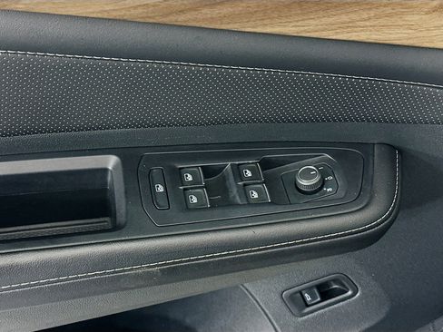 Used 2025 Volkswagen Atlas SE image 15